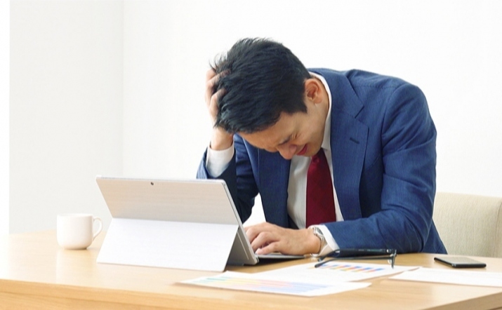悩む人イメージ